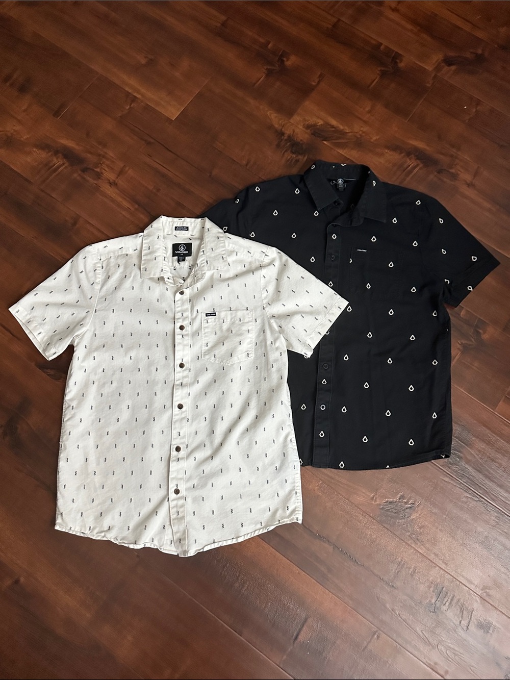 Volcom Men's 2-Pack Short Sleeve Button-Down Shirts - Ivory & Black, Men’s Small